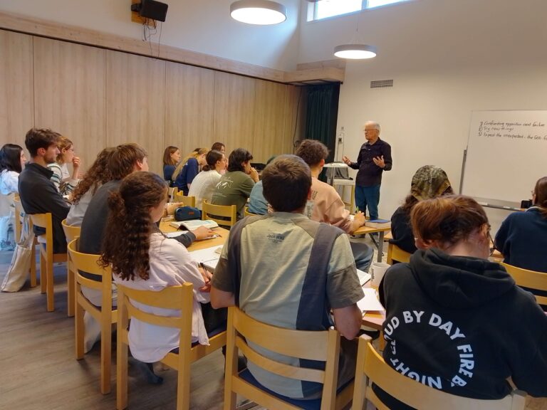 Vince training group of young adults in Norway